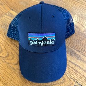 Men’s Navy Patagonia P-6 Logo Trucker Hat